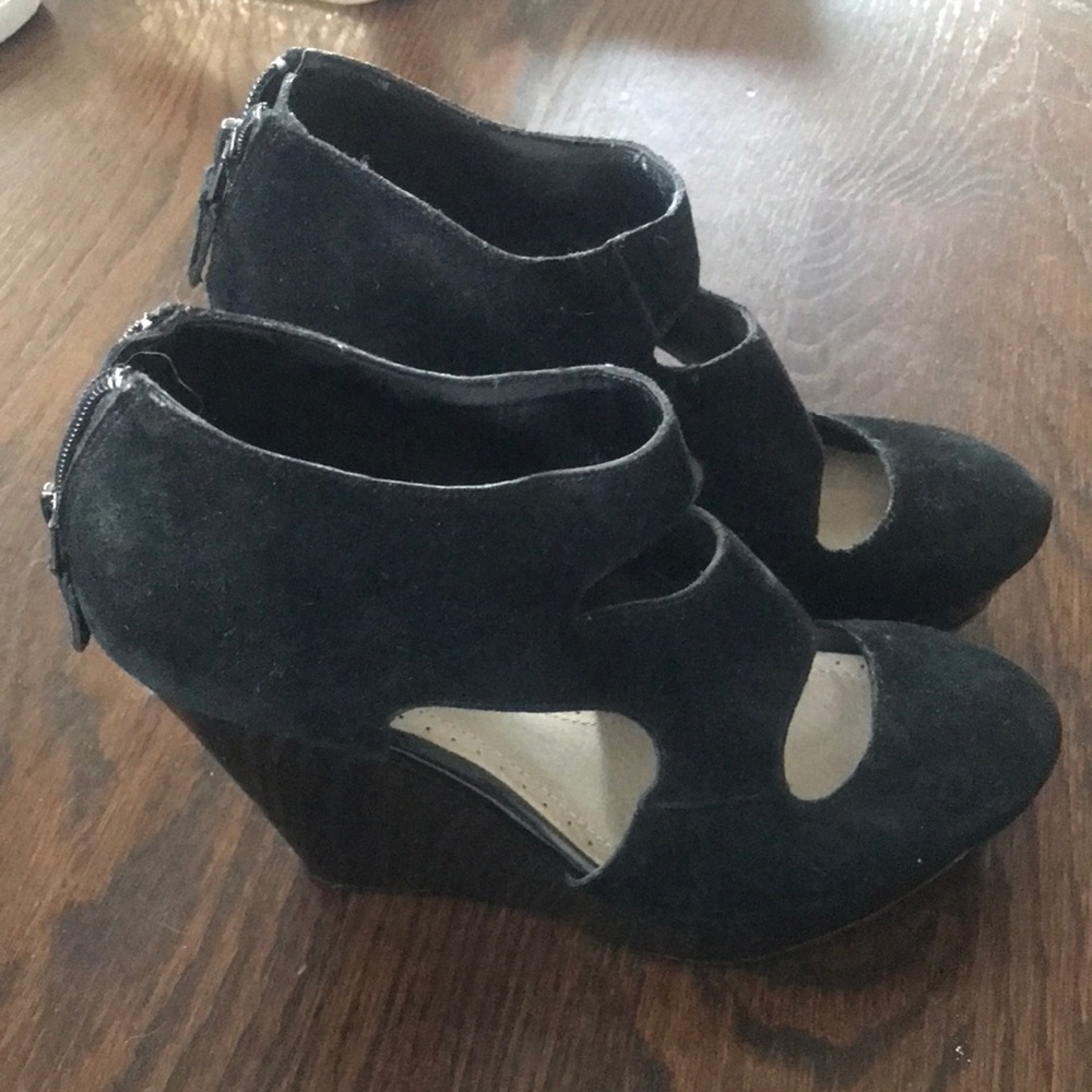 Black suede cutout platform wedge in size 7